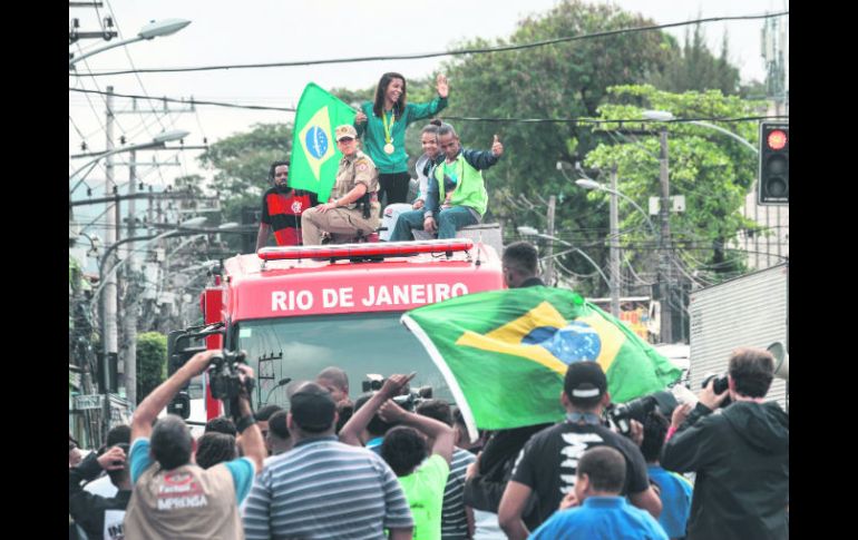 La judoka brasileña Rafaela Silva desfiló por calles de la favela “Ciudad de Dios” portando su medalla de oro. AFP / Y. Chiba