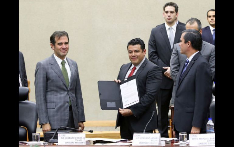 El Consejo General del INE entrega constancia al diputado independiente, Ismael Flores, bombero capitalino. TWITTER / @INEMexico