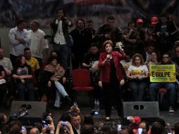 Rousseff participa en un mitin en Sao Paulo, donde invitó a seguidores a 'resistir' esta última batalla. AFP /  M. Schincariol