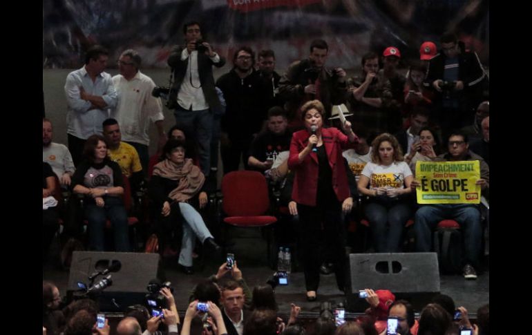 Rousseff participa en un mitin en Sao Paulo, donde invitó a seguidores a 'resistir' esta última batalla. AFP /  M. Schincariol