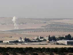 Una imagen tomada desde la frontera turca muestra el humo después del ataque de varios aviones de combate durante los combates. EFE / S. Suna