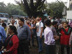 Personas de la comunidad de Kolkata, India, dejan los edificios tras percibir el movimiento. AP / B. Das