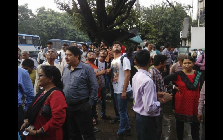 Personas de la comunidad de Kolkata, India, dejan los edificios tras percibir el movimiento. AP / B. Das