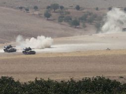 Tanques y fuerzas especiales de Turquía acompañadas de aliados rebeldes cruzaron la frontera en operación para sacar a EI de Yarabulus. EFE / S. Suna