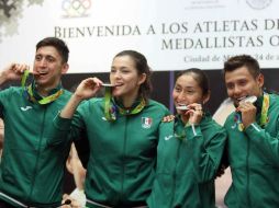 En conferencia al arribar a México, los medallistas olímpicos destacan que no les corresponde hablar sobre ese tema. NTX / G. Durán