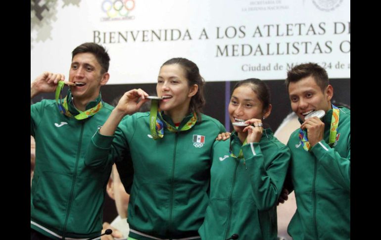 En conferencia al arribar a México, los medallistas olímpicos destacan que no les corresponde hablar sobre ese tema. NTX / G. Durán