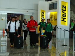 La llegada de los clavadistas y el entrenador Iván Bautista, fueron recibidos en el aeropuerto por amigos y familiares. EL INFORMADOR / E. Barrera