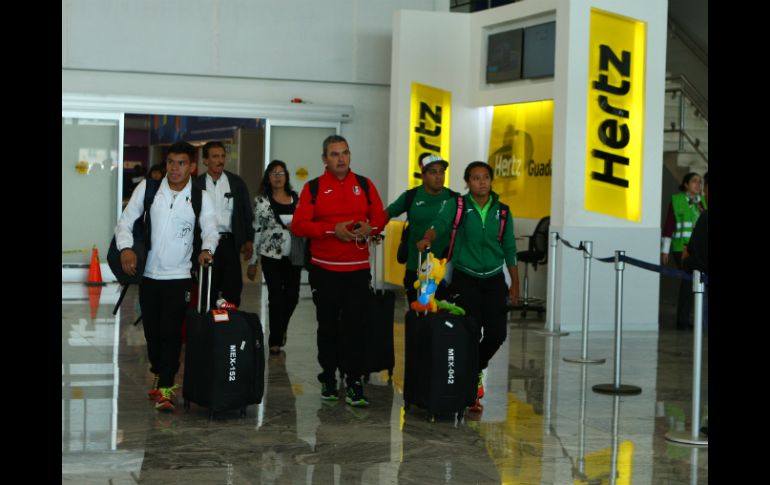 La llegada de los clavadistas y el entrenador Iván Bautista, fueron recibidos en el aeropuerto por amigos y familiares. EL INFORMADOR / E. Barrera