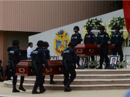 Después del último pase de lista de los elementos, se montó una guardia de honor a los féretros. EFE / L. Ocampo