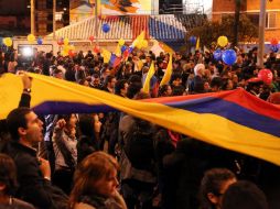 Bogotanos siguen por televisión la firma del acuerdo de paz. EFE / M. Dueñas