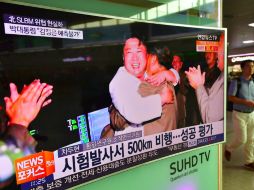 El líder Kim Jong-un también apareció en la televisión nacional felicitando efusivamente al personal del centro de control. AFP / J. Yeon-Je