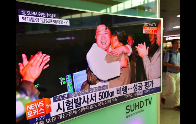 El líder Kim Jong-un también apareció en la televisión nacional felicitando efusivamente al personal del centro de control. AFP / J. Yeon-Je