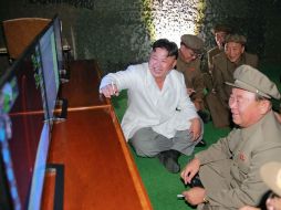 La televisora KCNA difundió imágenes de Kim Jong-un supervisando el lanzamiento y felicitando a su equipo. AFP / KCNA