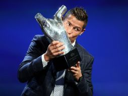 ''De niño, mi sueño era ser jugador de futbol y los sueños se convierten en realidad'', dijo al recibir su premio. AFP / V. Hache