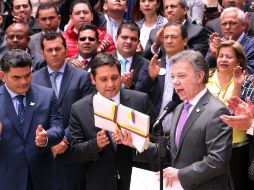 El jefe de Estado entregó al Senado colombiano el texto del acuerdo final firmado por las partes la víspera en La Habana. EFE / M. Dueñas