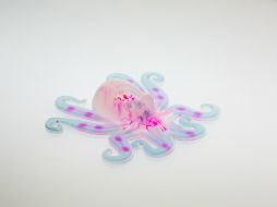 El Octobot es blando, inalámbrico, sin batería y producido a bajo costo por una impresora de 3D. AP / R. Truby