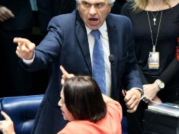 Los senadores Ronaldo Caiado y Fátima Bezerra en una audiencia del juicio político contra Dilma Rousseff. EFE / G. Gomes