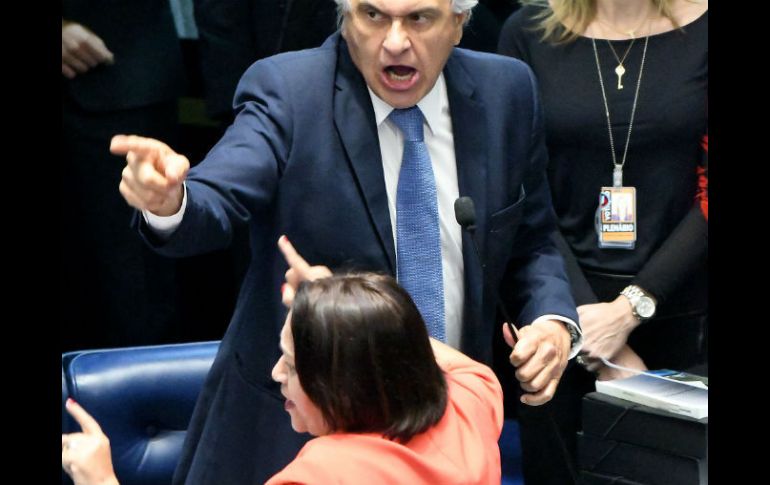 Los senadores Ronaldo Caiado y Fátima Bezerra en una audiencia del juicio político contra Dilma Rousseff. EFE / G. Gomes