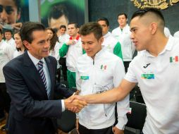 Peña Nieto saludando al boxeador olímpico, Misael Rodríguez. TWITTER / @PresidenciaMX