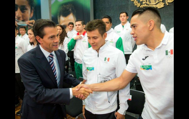 Peña Nieto saludando al boxeador olímpico, Misael Rodríguez. TWITTER / @PresidenciaMX