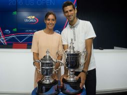 La italiana Flavia Pennetta y el serbio Novak Djokovic posan con sus trofeos de campeones defensores del Abierto de Estados Unidos. AP / B. Smith