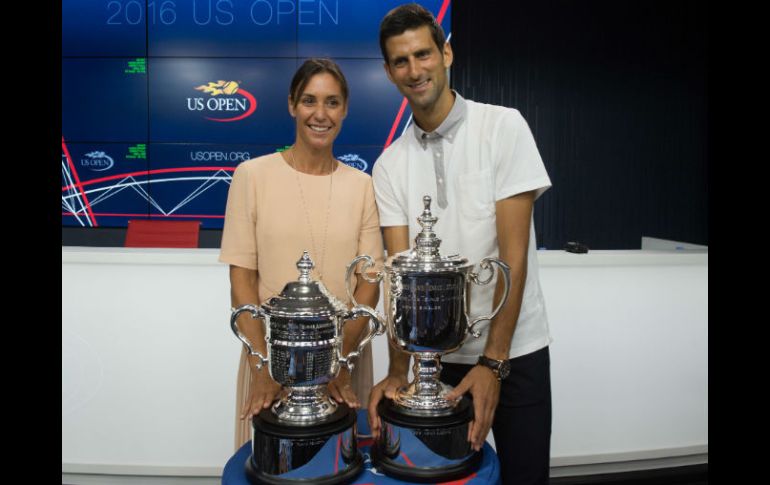 La italiana Flavia Pennetta y el serbio Novak Djokovic posan con sus trofeos de campeones defensores del Abierto de Estados Unidos. AP / B. Smith