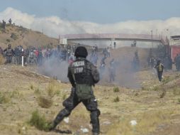 Foto del jueves 25, en la que se aprecia a mineros luego de que los agentes quitaron los bloqueos en las carreteras. AP / J. Karita