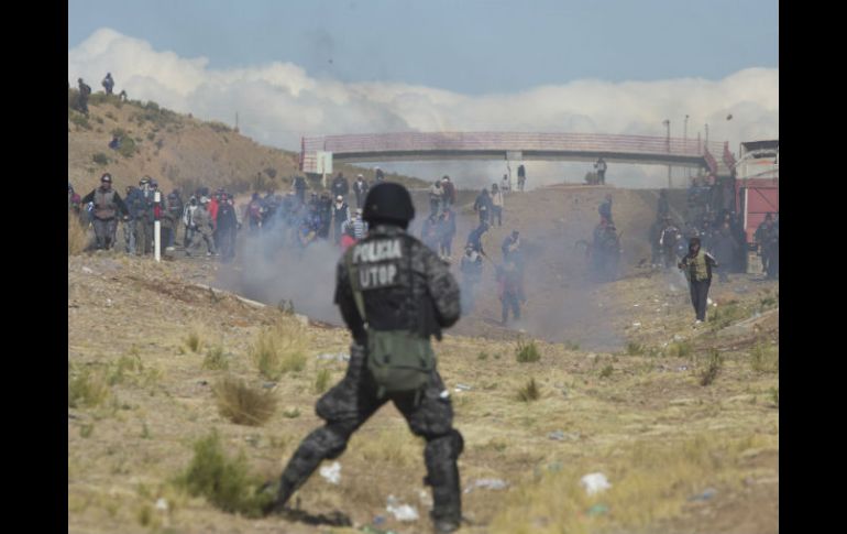 Foto del jueves 25, en la que se aprecia a mineros luego de que los agentes quitaron los bloqueos en las carreteras. AP / J. Karita