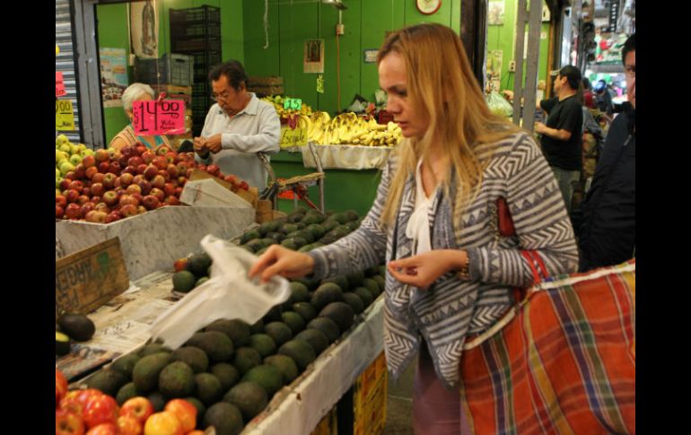 Dependiendo de la calidad, en el Mercado Felipe Ángeles el precio del aguacate va de los 10 hasta los 60 pesos. EL INFORMADOR / P. Franco