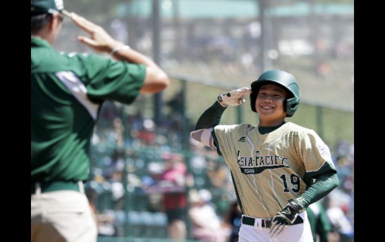 Wontae Cho, de Corea del Sur, celebra uno de los jonrones del partido. AP / M. Slocum