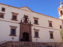 Su portada es hermosa, labradas canteras forman un arco moldurado rebajado y un tanto sinuoso. ESPECIAL / pedrocoronelbienal.com