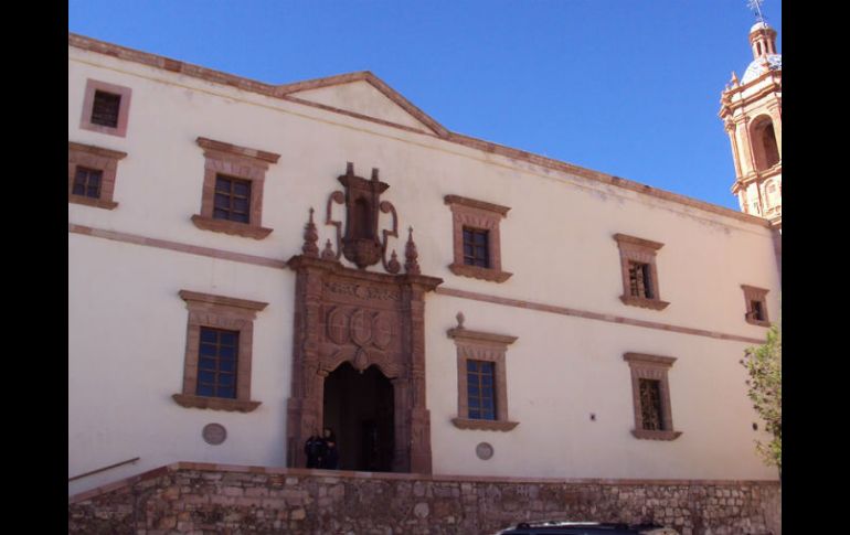 Su portada es hermosa, labradas canteras forman un arco moldurado rebajado y un tanto sinuoso. ESPECIAL / pedrocoronelbienal.com