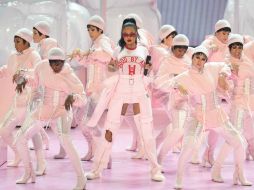 Rihanna salió en un traje rosado que combinó con sus bailarinas y el escenario. AFP / M. Loccisano