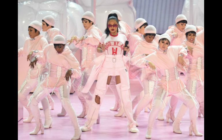 Rihanna salió en un traje rosado que combinó con sus bailarinas y el escenario. AFP / M. Loccisano