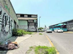 Una finca en Calzada Independencia y Gobernador Curiel luce abandonada, pese a encontrarse a unos pasos de una estación del Macrobús. EL INFORMADOR / F. Atilano