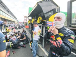 En el ojo del huracán. El joven Max Verstappen (Red Bull), de 18 años, desaprovechó la ventaja de salir en la primera línea. AFP /