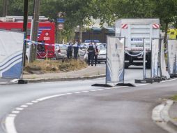 Miembros de los equipos de investigación estudian la zona donde se produjo el hecho. EFE / S. Lecocq