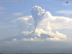 Imágines de esta mañana que muestran la columna de humo en el Volcán El Colima. TWITTER / @webcamsdemexico