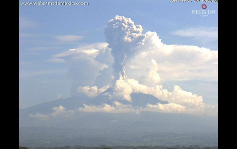 Imágines de esta mañana que muestran la columna de humo en el Volcán El Colima. TWITTER / @webcamsdemexico