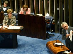 Durante la jornada, Rousseff es interrogada por detractores y aliados, bajo la mirada de su padrino político Lula da Silva. AFP / E. Sa