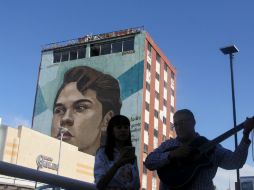 En el lugar donde se encontraba el bar se creó un mural de 400 metros con el rostro de Juan Gabriel. AFP / H. Martínez