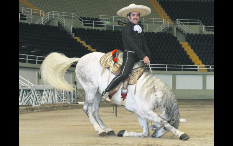 Encantado. Vicente Fernandez junior promete que la gente vivirá una noche especial en el palenque. ESPECIAL /