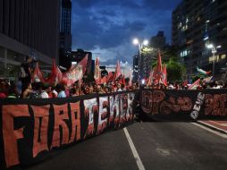 Alrededor de dos mil personas se instalaron a las afueras del Senado para exigir la salida de Temer y que el pueblo decida. AFP / N. Almeida