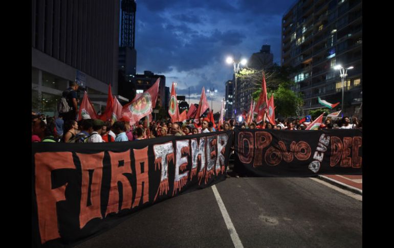 Alrededor de dos mil personas se instalaron a las afueras del Senado para exigir la salida de Temer y que el pueblo decida. AFP / N. Almeida