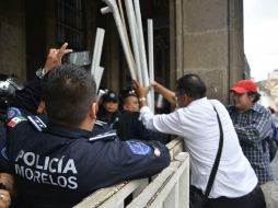 Ayer, la policía desalojó tres veces el plantón que el Frente Amplio Morelense instaló hace 15 días en el Palacio de Gobierno. SUN / T. Rivera