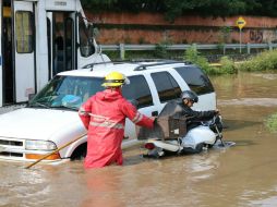 La inundación es provocada en parte por la obstrucción de los drenajes. TWITTER / @UMPCyBZ