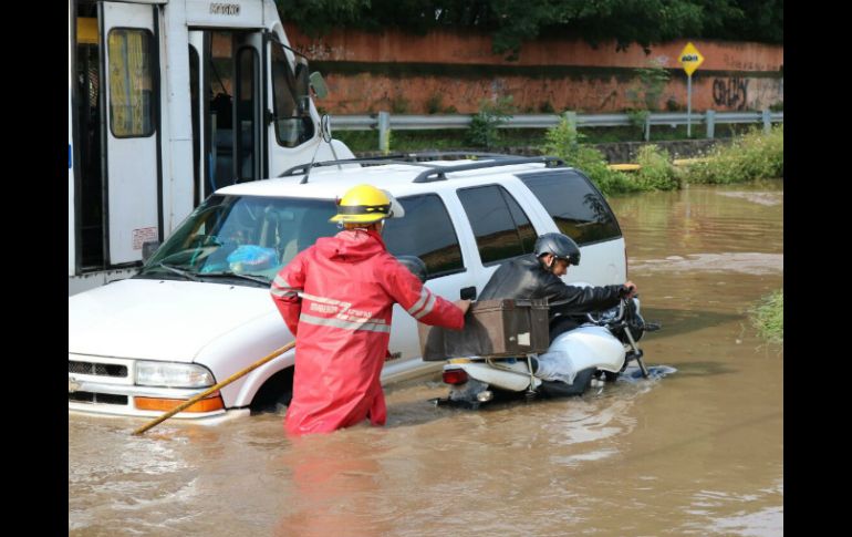 La inundación es provocada en parte por la obstrucción de los drenajes. TWITTER / @UMPCyBZ