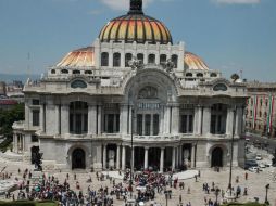 Decenas de personas esperan la llegada de los restos de Juan Gabriel a las afueras de Palacio de Bellas. EFE / M. Guzmán