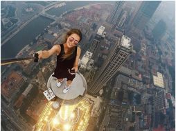 Angela Nikolau es adicta al 'roofing', un deporte extremo que consiste en pasear por los techos de edificios. INSTAGRAM / angela_nikolau