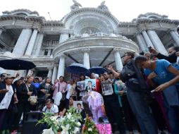 Sobre el suelo, los fans colocaron macetas con plantas, veladoras de colores y fotografías de Juan Gabriel. SUN / J. Perea